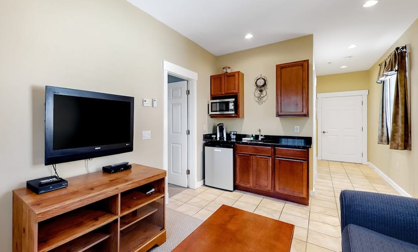 Cozy & Clean Second-Story Suite w/ Kitchenette & Free WiFi - Walk to the Harbor