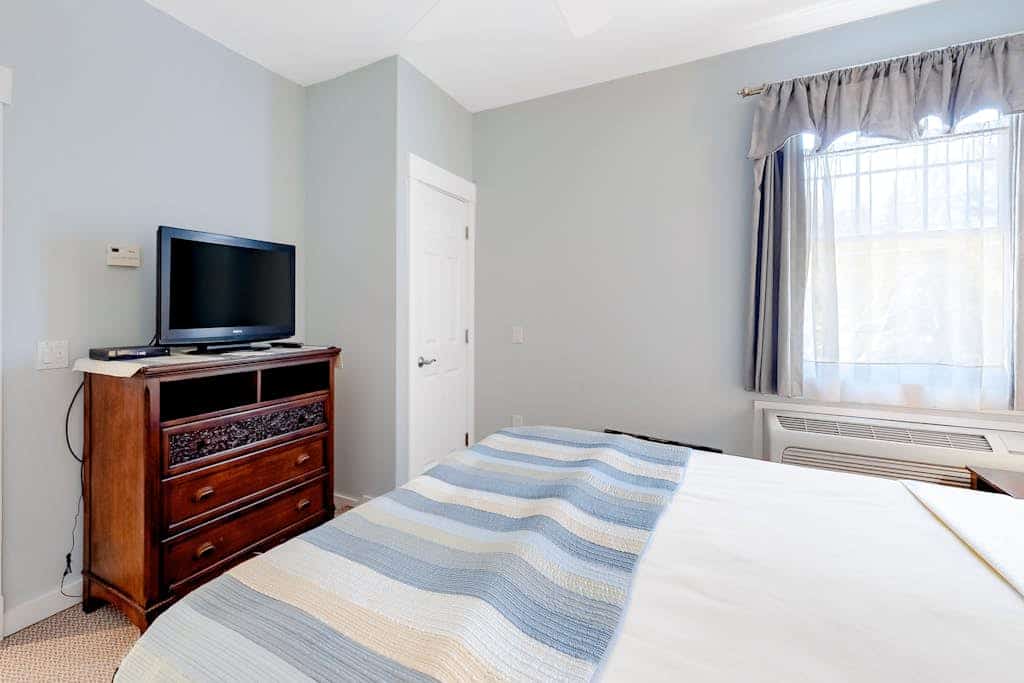 Cozy & Clean Second-Story Suite w/ Kitchenette & Free WiFi - Walk to the Harbor