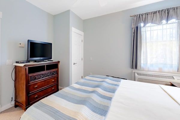 Cozy & Clean Second-Story Suite w/ Kitchenette & Free WiFi - Walk to the Harbor