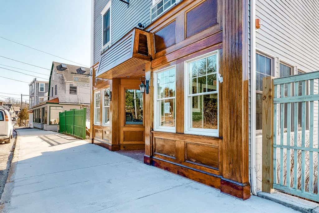 Cozy & Clean Second-Story Suite w/ Kitchenette & Free WiFi - Walk to the Harbor