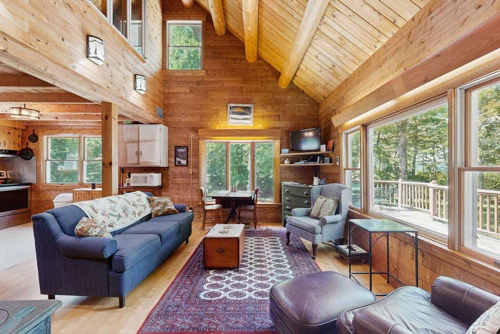 Beautiful home with WiFi, lake view, deck, & firepit - walk to beach