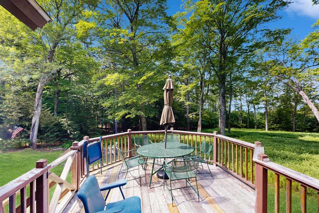 Beautiful home with WiFi, lake view, deck, & firepit - walk to beach
