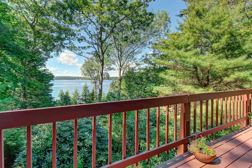 Beautiful hidden Waterfront Retreat with  Rocky Beach