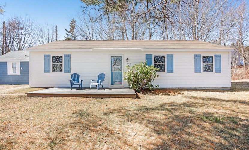 Dog-friendly home in great locale close to the ocean with yard, streaming, W/D