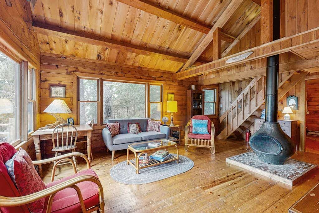 Waterfront cabin with amazing views from the deck & lake access