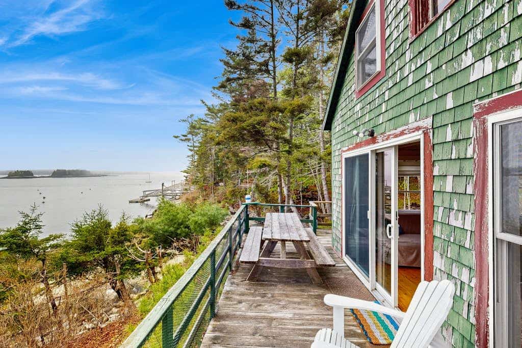 Bayfront cottage with fantastic views & minutes to downtown - Dog-friendly
