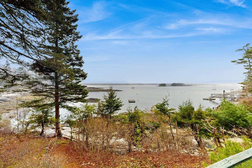 Bayfront cottage with fantastic views & minutes to downtown - Dog-friendly