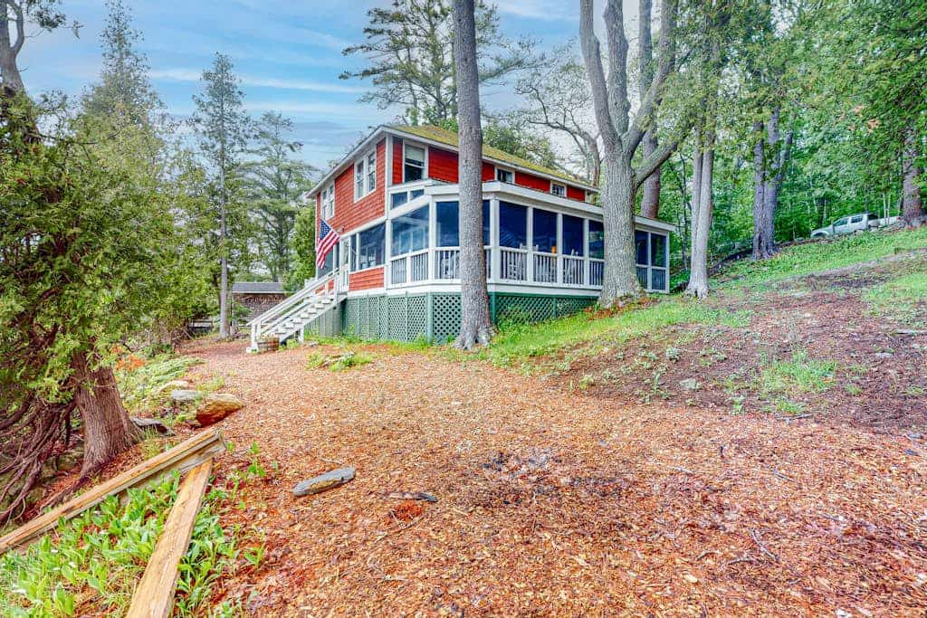 Rockhaven Bay Bliss- Cozy, Waterfront Cabin-Style Gem with Private Dock and Lovely Views