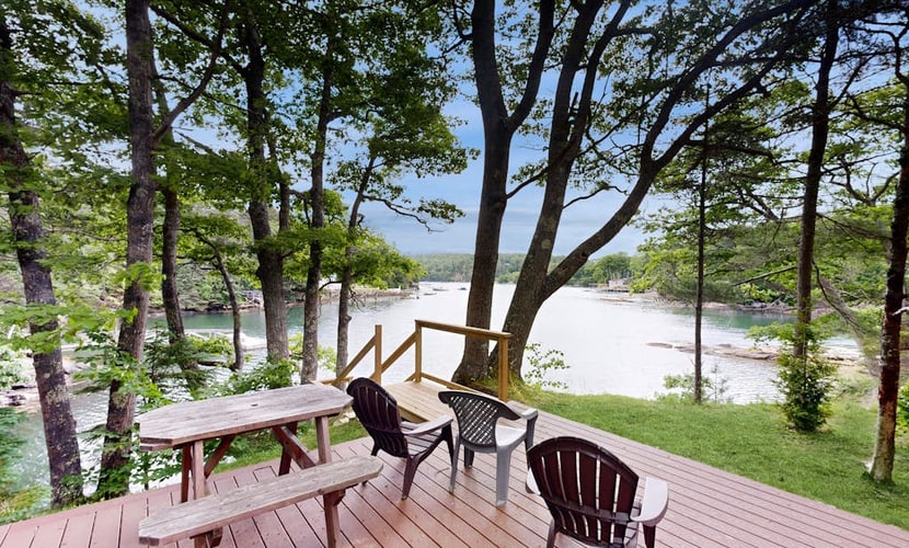 Century-old oceanfront home with wraparound porch - walk downtown, dogs OK