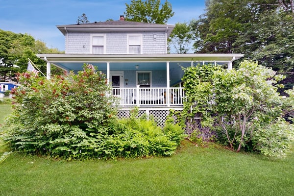 Century-old oceanfront home with wraparound porch - walk downtown, dogs OK