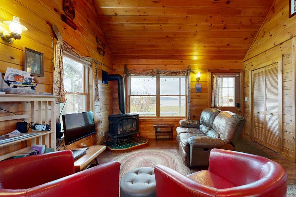Cozy cabin in spectacular lakefront location with great views - dog-friendly