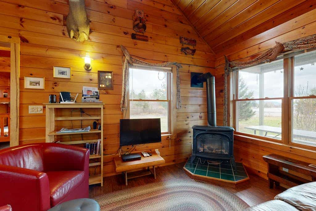 Cozy cabin in spectacular lakefront location with great views - dog-friendly