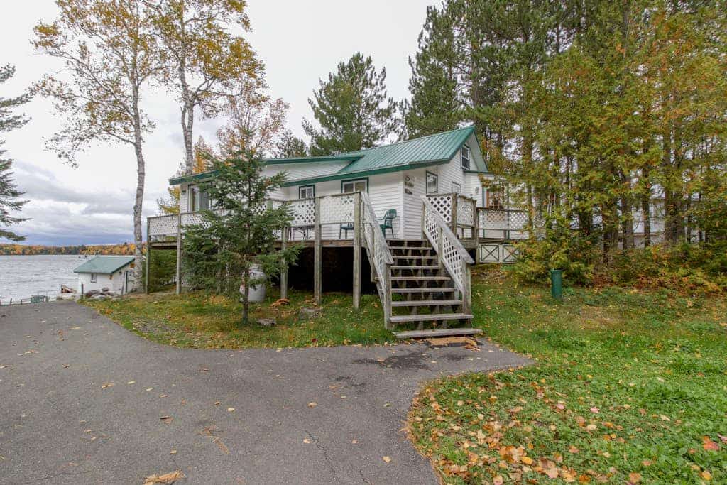 Lakefront cabin with private boat ramp, lake access, wrap-around porch, firepit
