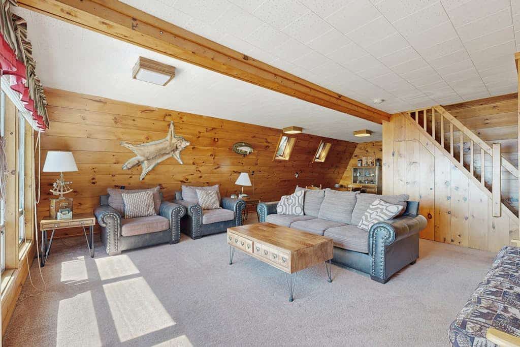 Comfy Lakefront Cabin with Gorgeous Views, Private Dock & Pebble Beach