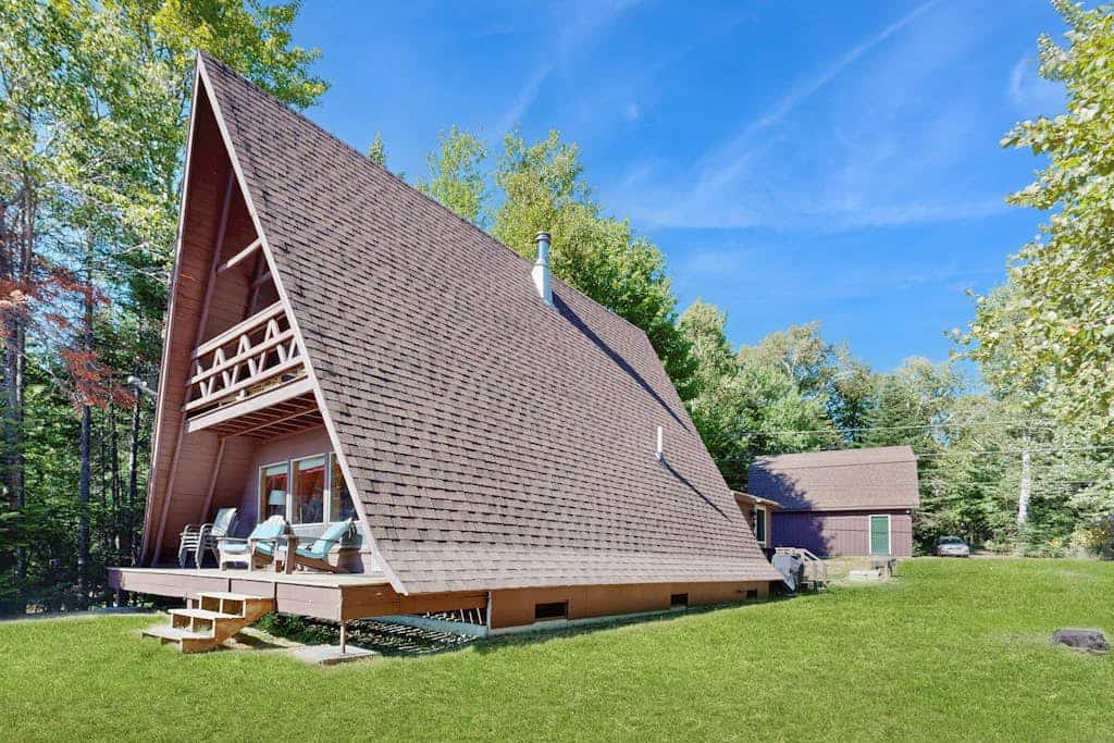 Comfy Lakefront Cabin with Gorgeous Views, Private Dock & Pebble Beach