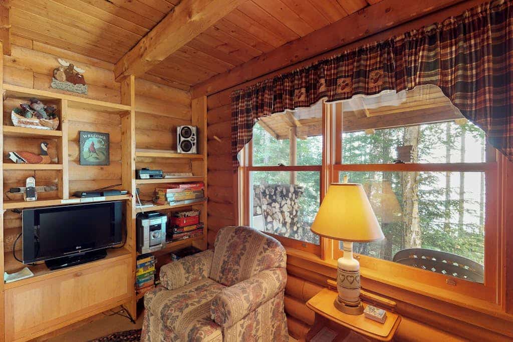 Dog-Friendly Lakefront Log Cabin with Peaceful Atmosphere, Dock & Boat Launch