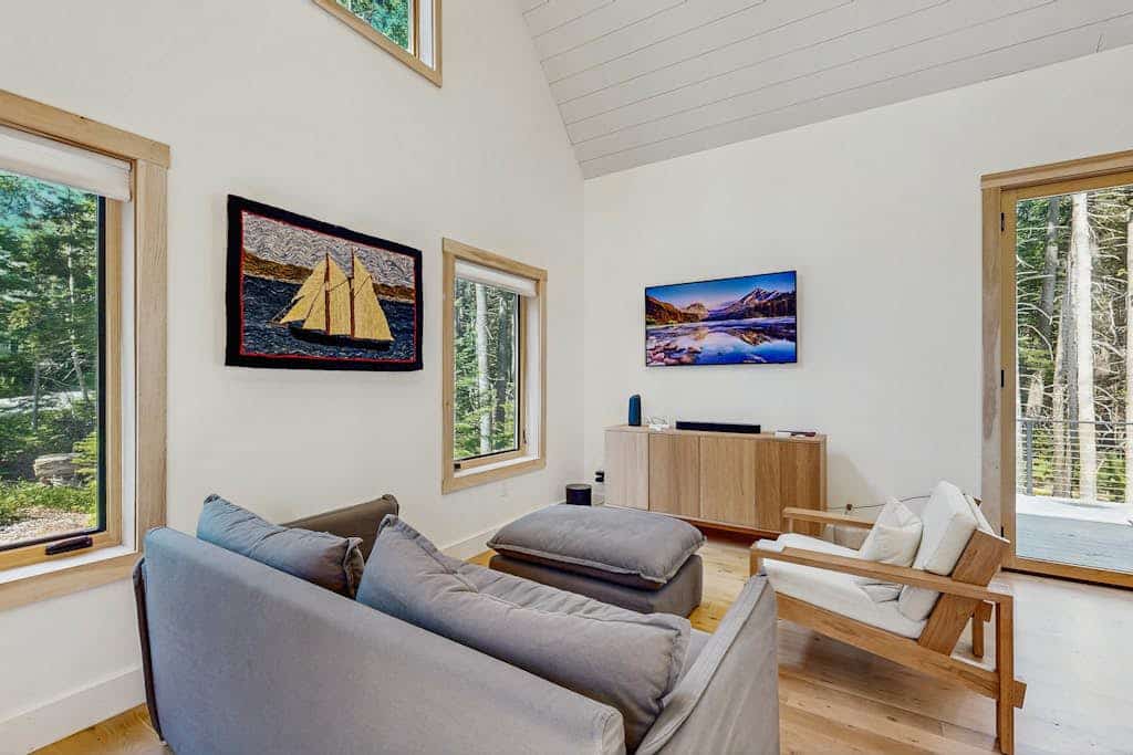 Spruce Shores Retreat: New Home with Hot Tub, Spacious Deck, Gas Grill, WiFi, and Washer/Dryer