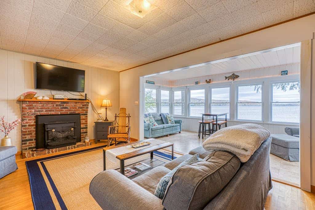Lakefront cottage w/ beautiful views of Moosehead Lake & Big Moose Mountain