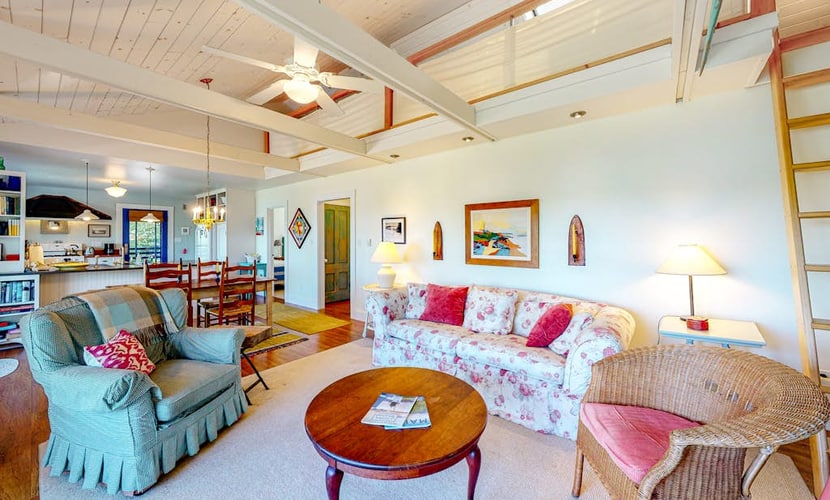 Dog-friendly bayfront home close to Rockland with water view - snowbirds welcome