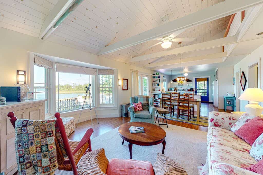 Dog-friendly bayfront home close to Rockland with water view - snowbirds welcome