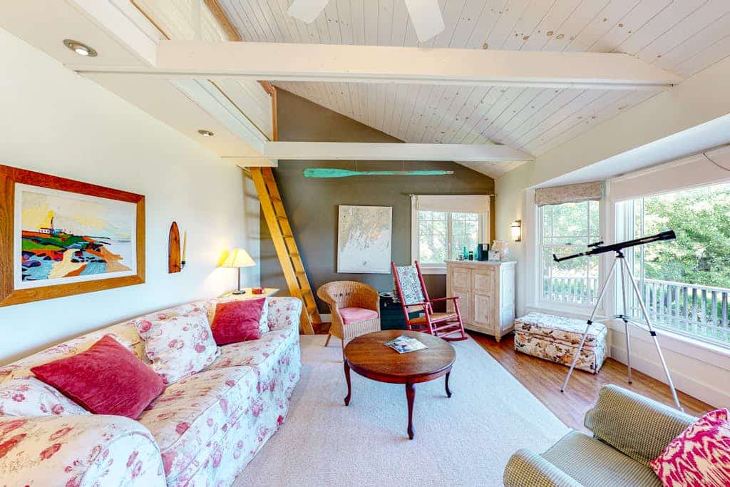 Dog-friendly bayfront home close to Rockland with water view - snowbirds welcome