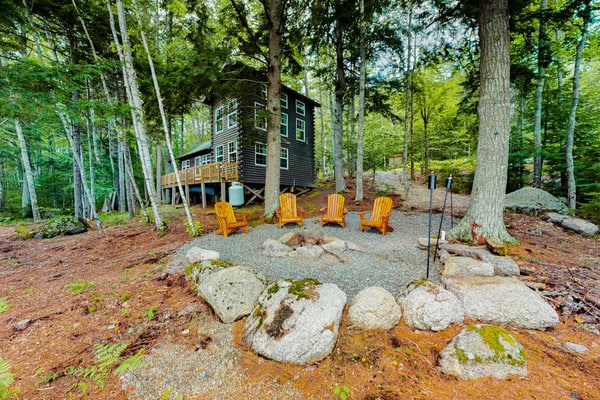 The Cottage | Peaceful 32-Acre Lakefront Getaway | Canoe, Firepit & Big Deck