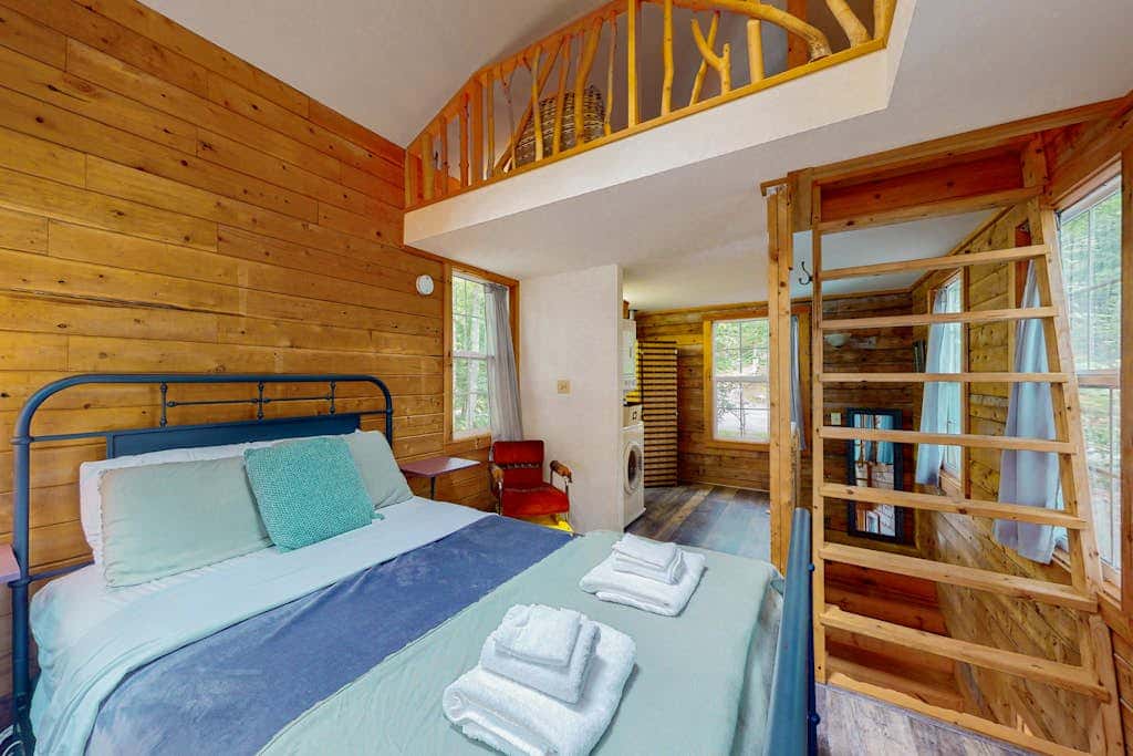 Lazy Lumberjack Lakeside Cottage