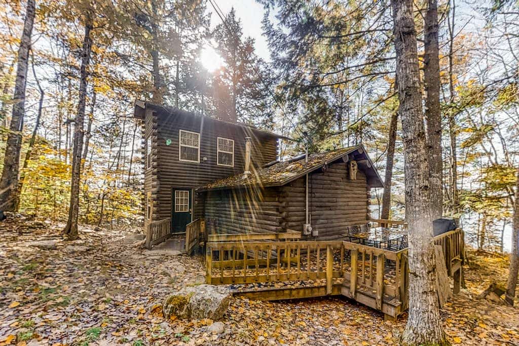2 beautifully designed, off-the-grid homes with amazing lakefront views & access