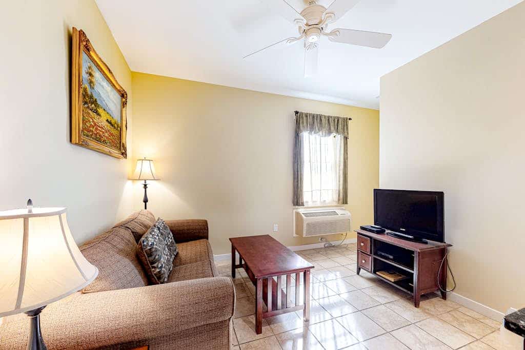 Downtown suite near with water with central AC and shared washer/dryer