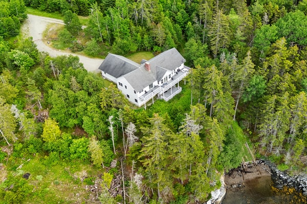 Comfortable bayfront home with beautiful views, large deck & on-site tennis