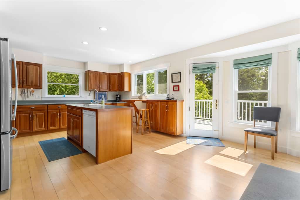 Comfortable bayfront home with beautiful views, large deck & on-site tennis