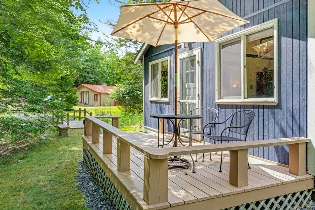 Woodland Home near Long Pond w/ Spacious Living Area, Full Kitchen & Deck