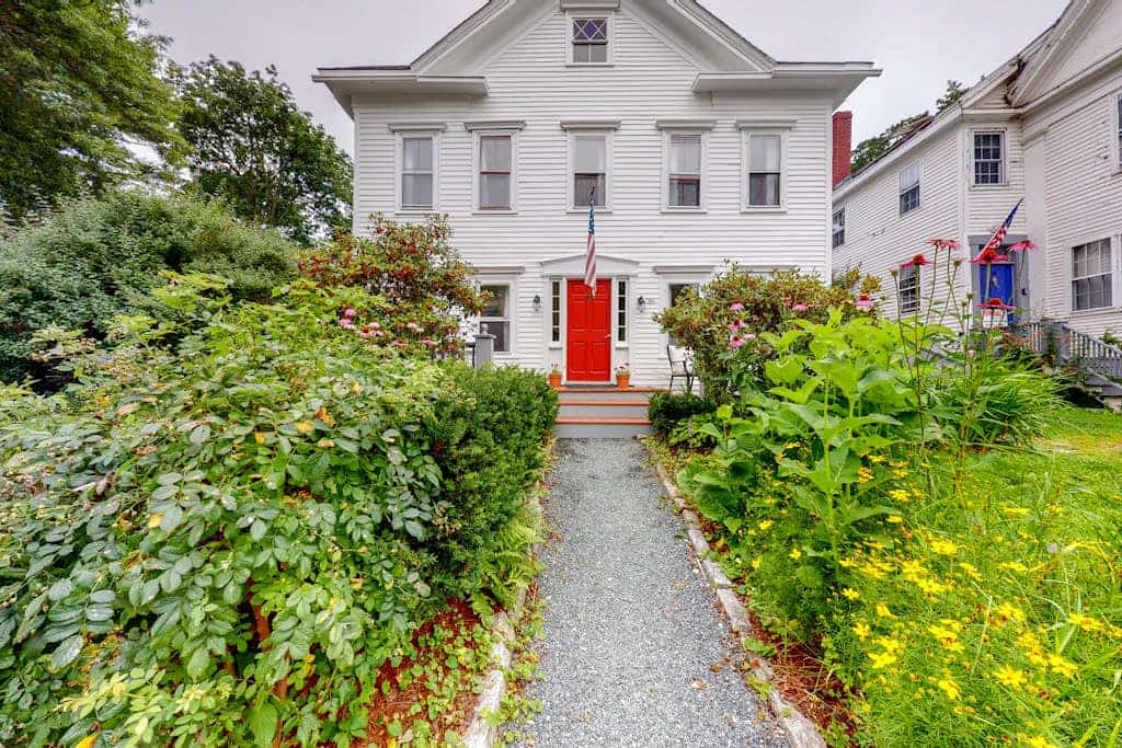 Comfortable Getaway for Two w/ Kitchenette - Right in the Heart of Downtown