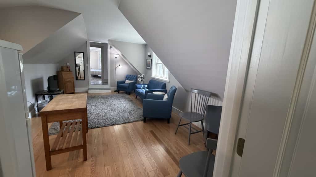 Comfortable Getaway for Two w/ Kitchenette - Right in the Heart of Downtown