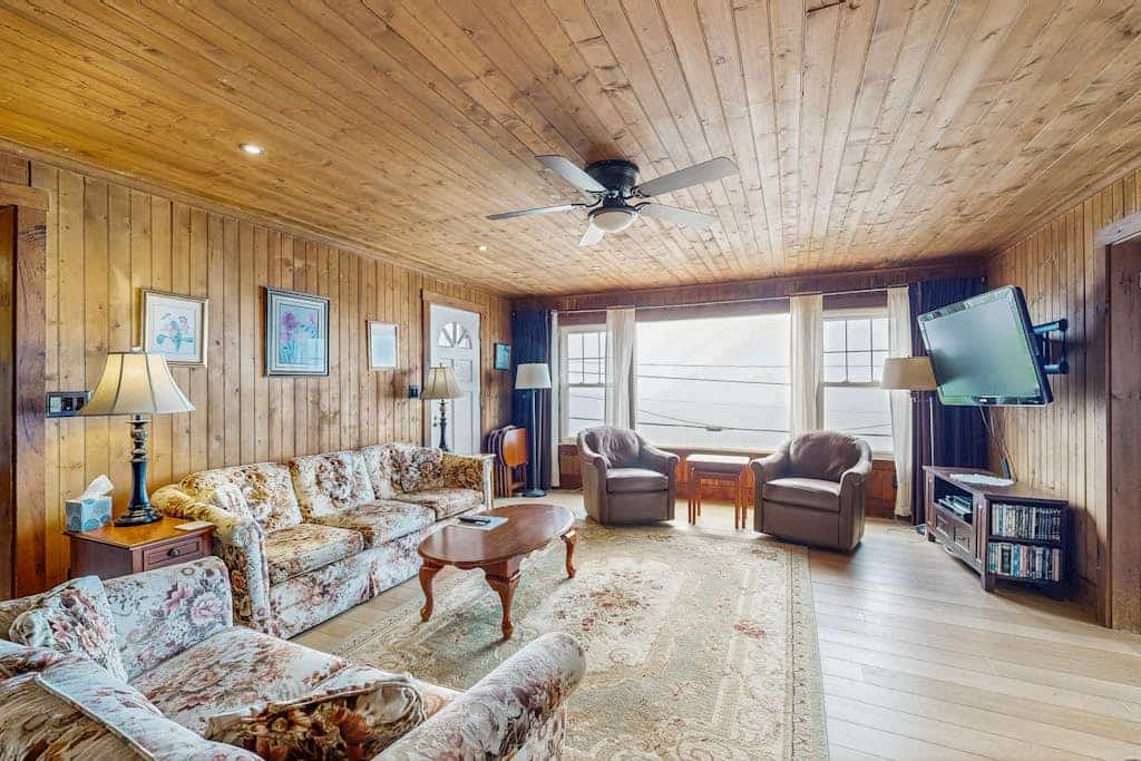 Dog-friendly, bayfront home - gorgeous ocean views, private balcony & fireplace