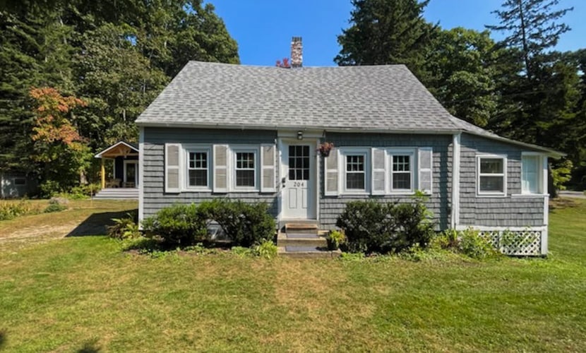 Charming Boothbay Harbor cottage with partial AC, full kitchen, and sun room