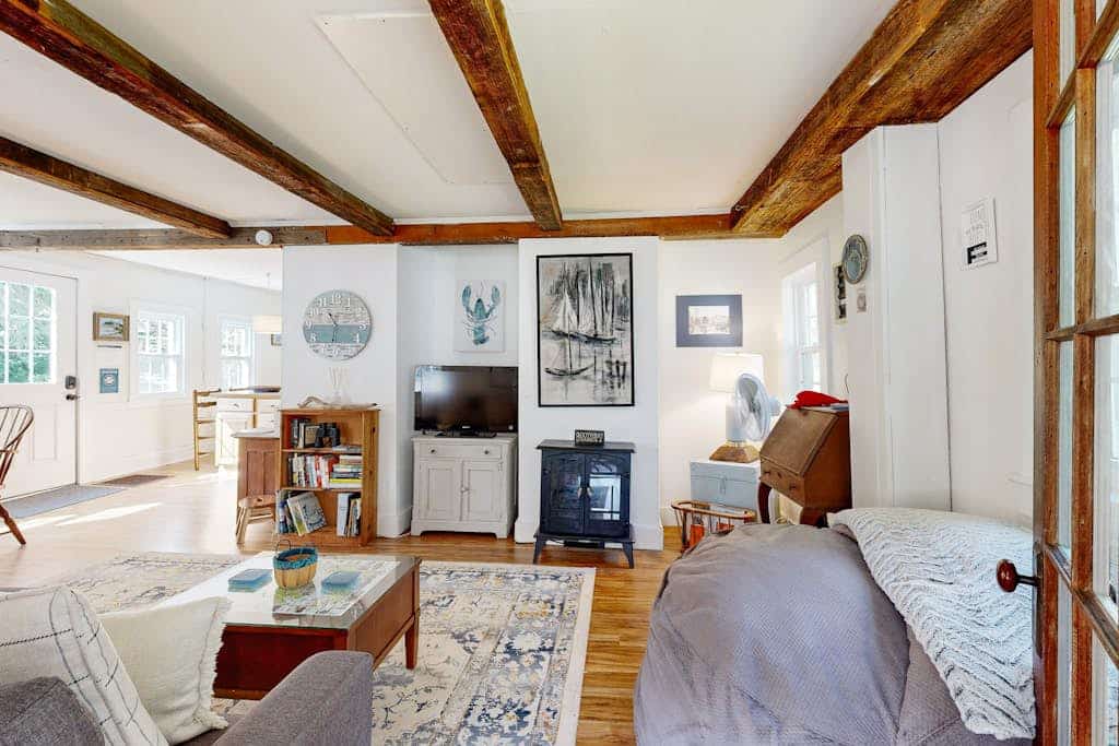 Charming Boothbay Harbor cottage with partial AC, full kitchen, and sun room