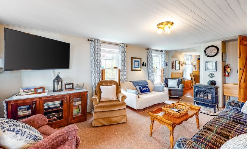 Ocean Point Cottage- large porch, ocean view, water access