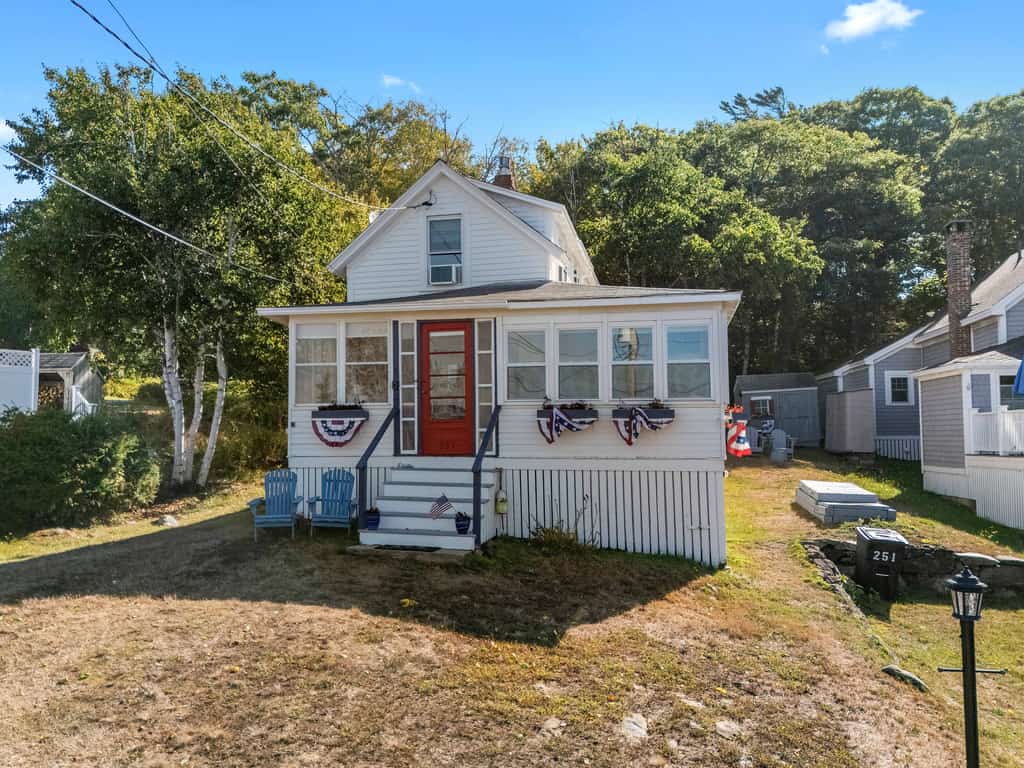 Ocean Point Cottage- large porch, ocean view, water access