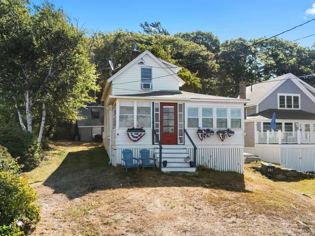 Ocean Point Cottage- large porch, ocean view, water access