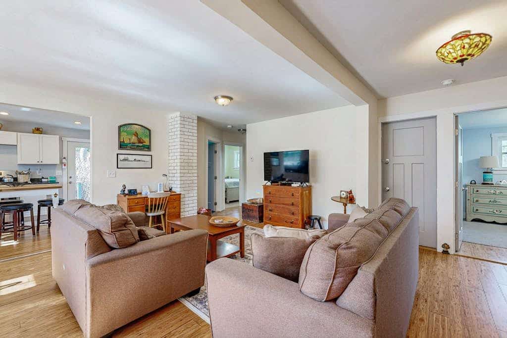 Captains Cottage on Atlantic: Coastal bungalow with large yard, beautiful kitchen, & great location