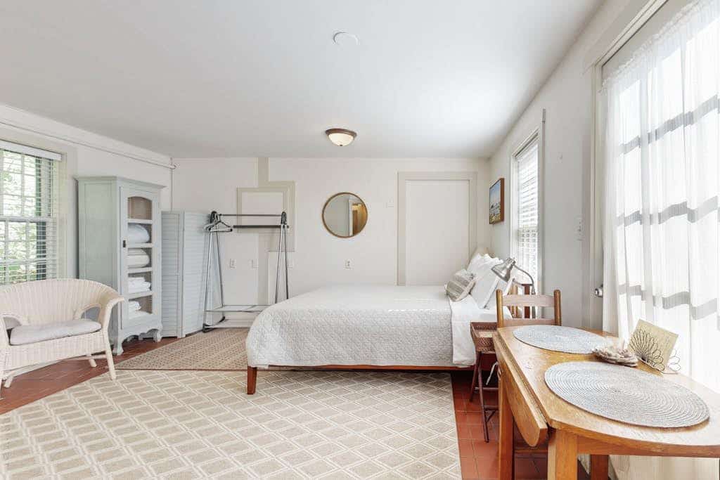 Sheepscot Beauty- Downtown, ground floor studio near the ocean w/patio, outdoor dining area & more
