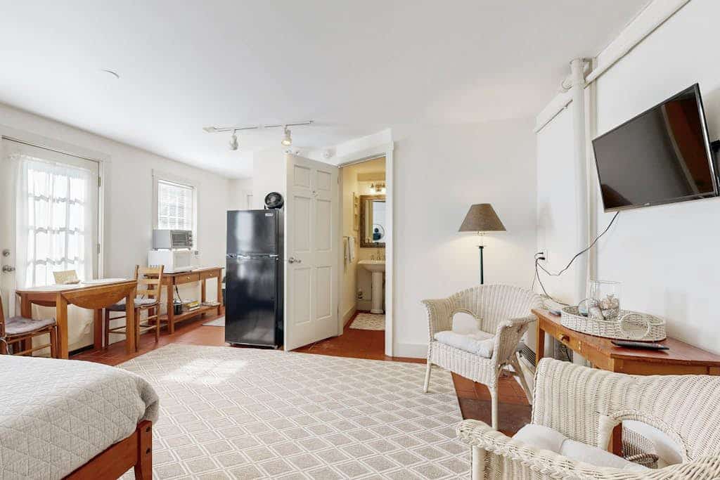 Sheepscot Beauty- Downtown, ground floor studio near the ocean w/patio, outdoor dining area & more