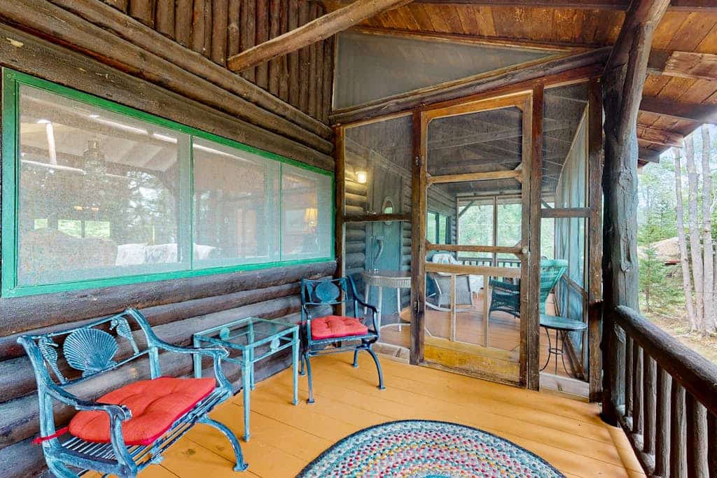 Dreamy Wooded Cabin W/ Spacious Deck, Free WiFi, Secluded Location & More