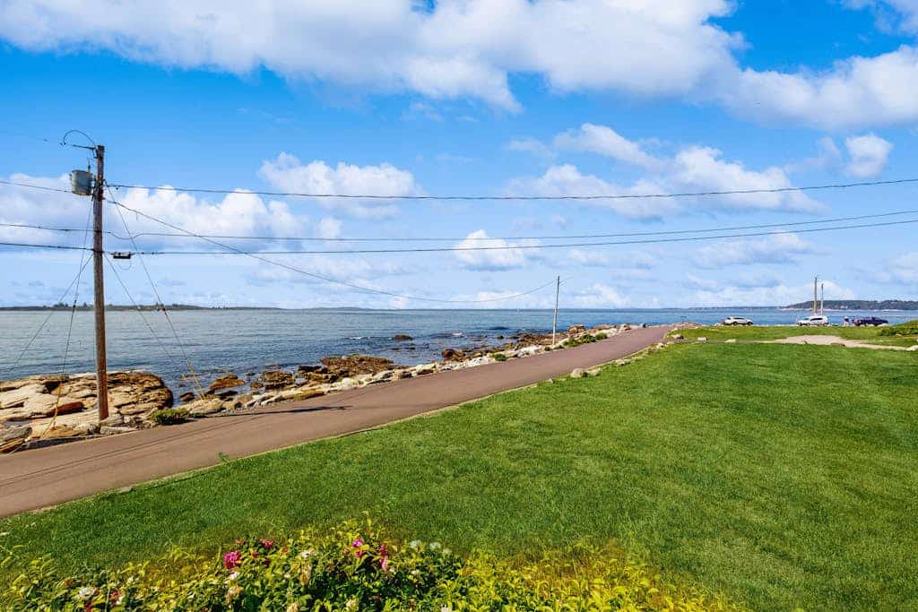 Oceanfront home incredible ocean views, deck & location