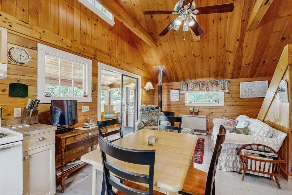 Lake Access K2 Cottage-2 bedrooms, WiFi, fire pit, and full kitchen.