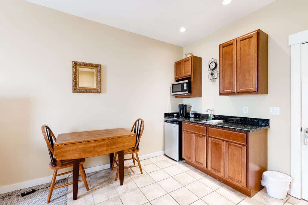 Lovely downtown Northeast Harbor suite near the water and near Acadia
