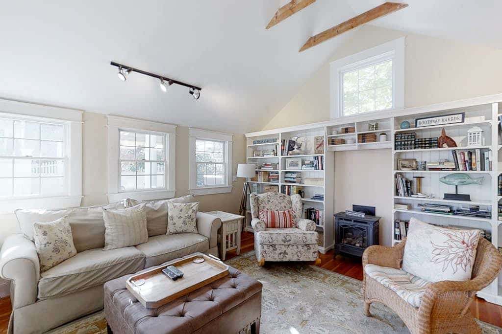 Firehouse Cottage- Historical New England home, outdoor shower , Dog-friendly