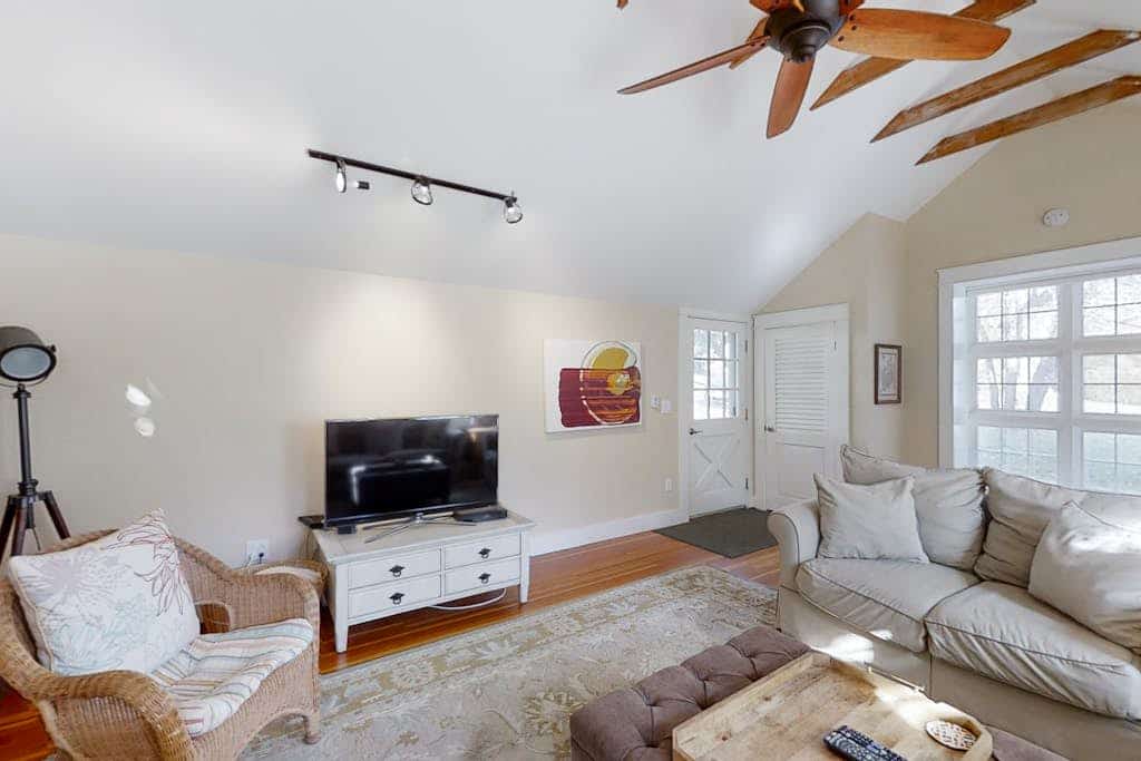 Firehouse Cottage- Historical New England home, outdoor shower , Dog-friendly