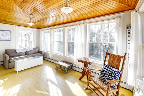 Dory Haven: Cove-front Home with sunroom, screened porch & waterfront yard